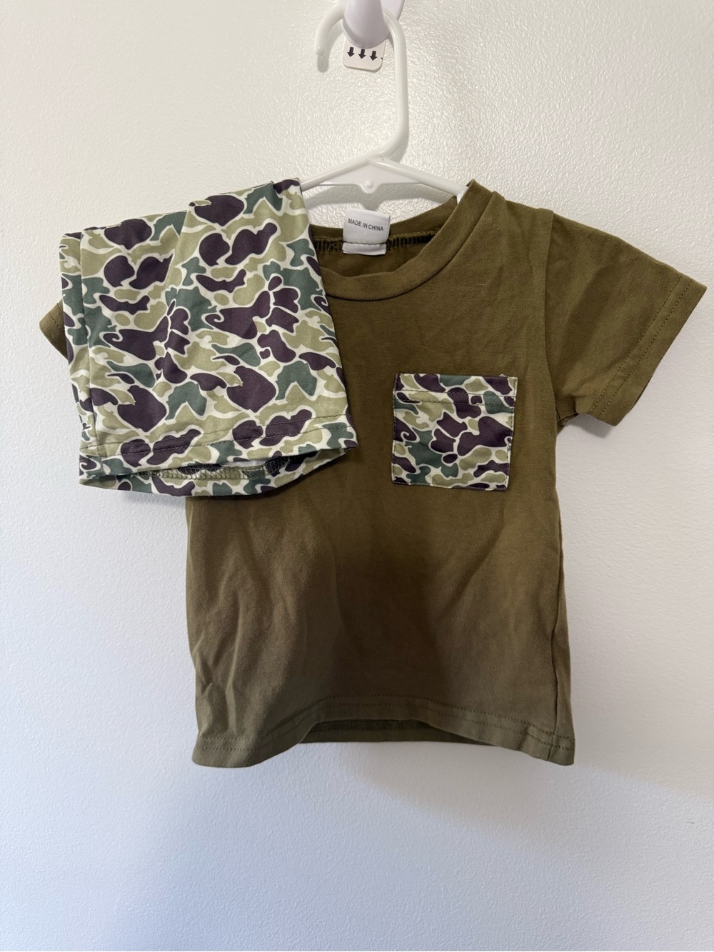 Olive Green Short Sleeve Tee & Camo Pocket Shorts Set